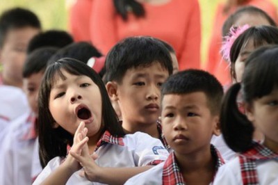 Với trẻ, đi học sớm là tra tấn