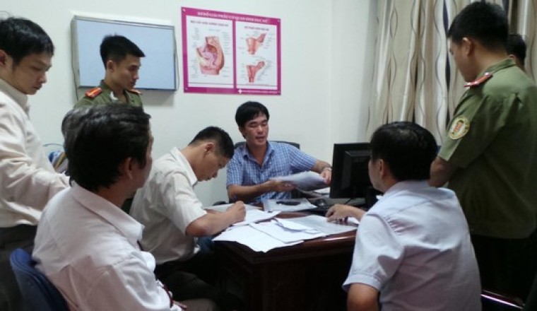 Đột kích các phòng khám 'vẽ bệnh, moi tiền': Kiểm tra đến đâu, phát hiện vi phạm đến đó