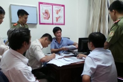 Đột kích các phòng khám 'vẽ bệnh, moi tiền': Kiểm tra đến đâu, phát hiện vi phạm đến đó