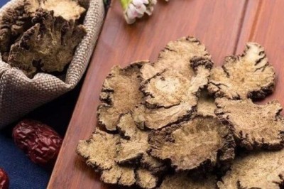 Bệnh đau đầu và cách dùng cây thuốc Xuyên khung hỗ trợ điều trị đau đầu