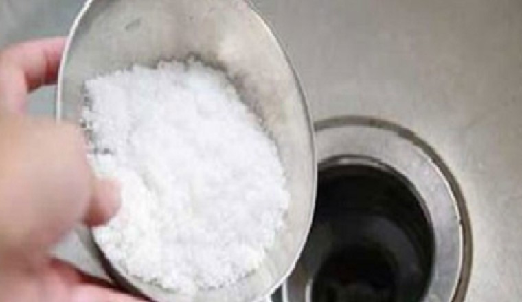 Lợi ích khi đổ muối xuống đường ống thoát nước, cống có tắc đến mấy cũng thông bay