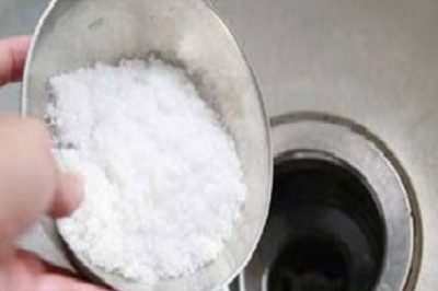 Lợi ích khi đổ muối xuống đường ống thoát nước, cống có tắc đến mấy cũng thông bay