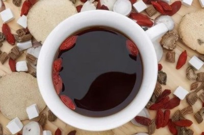 Hết trà sữa thuốc bắc, Gen Z xứ Trung lại phát cuồng với cà phê thuốc bắc, sản phẩm độc lạ giúp các cửa hiệu Đông y tái sinh