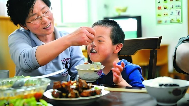 Ông bà nuôi cháu và bố mẹ nuôi con: Khác nhau không phải ở tình yêu, mà ở 5 điều này