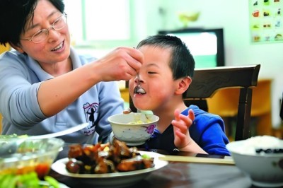 Ông bà nuôi cháu và bố mẹ nuôi con: Khác nhau không phải ở tình yêu, mà ở 5 điều này